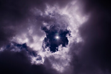 Obraz premium sol entre nubes