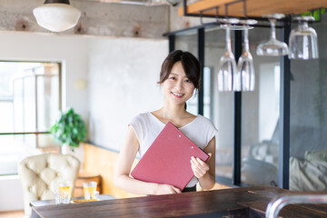 カフェで働く若い女性スタッフ