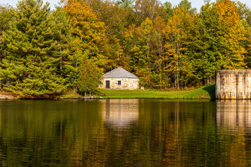 Obraz premium The black smith shop at the Jones Falls Locks on the Rideau Canal between Kingston and Ottawa, a heritage water way in Ontario Canada. Shot in October.