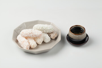 유과,음식,전통,전통음식,접시,추석,컨셉,컬러풀,한과,한국,한국전통누끼,디저트,명,절목재,문화,백그라운드,사람없음,스튜디오,신선,실내,오브젝트,