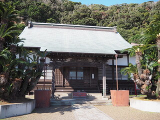 Fototapeta na wymiar 千葉県の名所：絶壁に建つ「崖の観音」の本堂