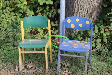  spielstraße bunte kinderstühle an der straße warnung vorsicht