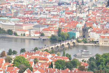 Fototapeta na wymiar プラハ・カレル橋とモルダウ、旧市街～ペトシーン公園展望台からの眺め