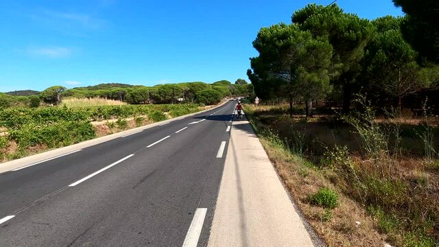 Une femme faisant du v&eacute;lo en campagne