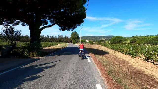 Une femme faisant du v&eacute;lo en campagne