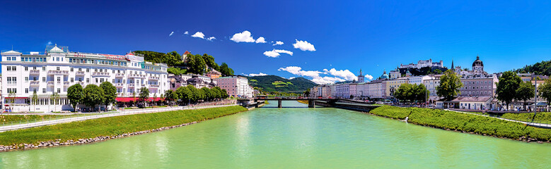 Altstadt von Salzburg mit Salzach, Staatsbrücke und Festung Hohensalzburg, Österreich
