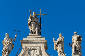 Obraz premium Statues on the roof of the Papal Archbasilica of St. John in Lateran (Basilica di San Giovanni in Laterano), Italy, Rome