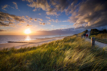 Sonnenuntergang am Strand in der Nähe des Dorfes Zoutelande an der Küste der Provinz Zeeland