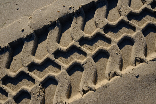 Reifenspur am Strand sorgt für die Bodenverfestigung