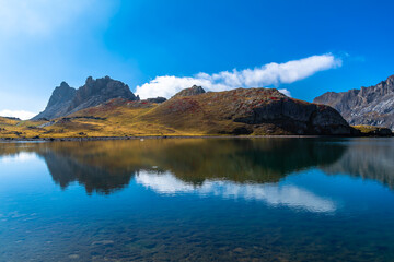 Fototapeta na wymiar Le montagne della provincia di Cuneo e i loro laghi alpini