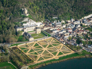 vue aérienne du château de La Roche-Guyon et des jardins à la française dans les Yvelines en...
