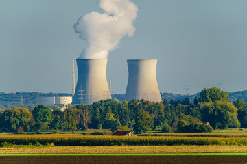Blick auf die Kühltürme des Atomkraftwerks, AKW, Gundremmingen, bei blauem Himmel und hoher...