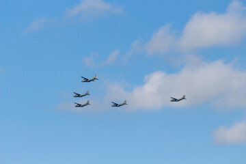 Mehrere Militär-Flugzeuge vom Typ Transall C-160 fliegen bei blauem Himmel in Formation