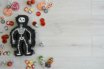Esqueleto de Halloween con golosinas en la parte izquierda