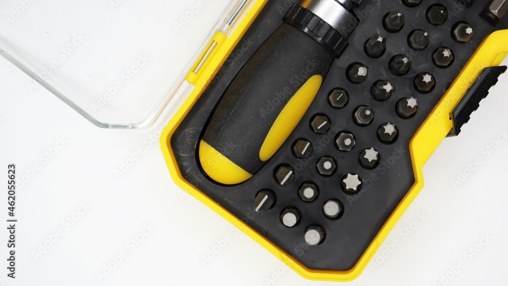 Poster a set with a screwdriver and attachments for it.