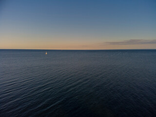 Obraz premium An aerial view of lake and boat