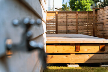 庭のウッドデッキ