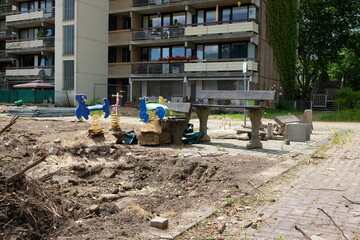 FU 2020-06-06 WeiAlong 401 Vor dem Mehrfamilienhaus stehen ausgegrabene Spielgeräte für Kinder
