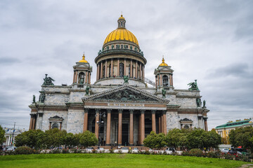 Obraz premium Saint Isaac's Cathedral and bushes of red roses. Saint Petersburg, Russia