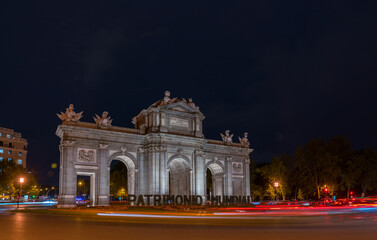 Fototapeta na wymiar Long Exposure Picture of La Puerta de Alcala with Traffic around it at night