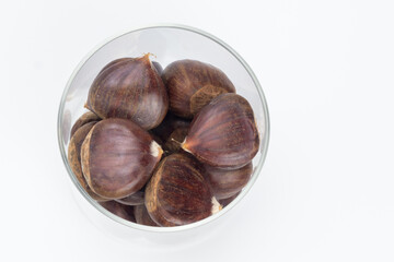 Tarro de cristal de castañas crudas