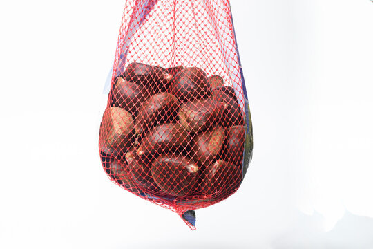 Bolsa de malla de casta&ntilde;as crudas en el supermercado