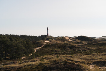 Leuchtturm in Dünenlandschaft