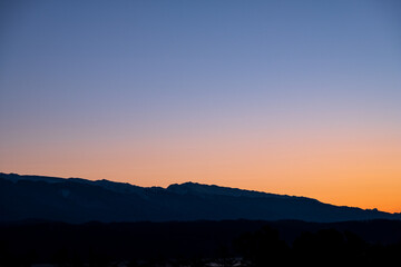 Fototapeta premium gradient sky in the mountains of pink color. mountain peaks in the snow