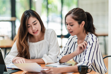 Obraz premium Two Beautiful young Asian businesswoman working on a brainstorming meeting at the office.