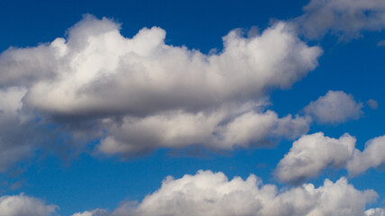 Fototapeta premium Passages de quelques cumulus de beau temps, par une météo clémente