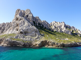 Fototapeta premium The emerald color of Île Maïre of Goudes in Marseille.
