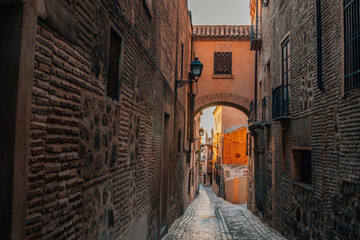 street of the old town of the city of toledo in spain - obrazy, fototapety, plakaty