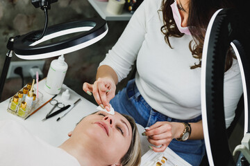 Cosmetic Procedure For Laminating Eyebrows