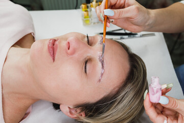 Cosmetic Procedure For Laminating Eyebrows