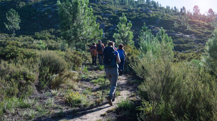 Obraz premium Pessoas a caminhar num trilho de montanha, aventura e viagem ao ar livre