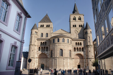 Fototapeta na wymiar Trier -Die Hohe Domkirche St. Peter zu Trier ist die älteste Bischofskirche Deutschlands und die Mutterkirche des Bistums Trier. 