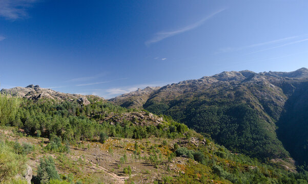 Paisagem de montanha com rochas, serra, paisagem de serra, montanhismo, c&eacute;u azul, Ger&ecirc;s, Portugal