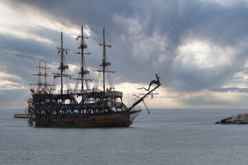 Obraz premium Ship and lighthouse in the entrance of the harbor in Alanya, Turkey