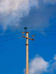 Obraz premium Electricity in the past. Very old pylon with wires and cables