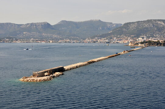 The sea barrier near Toulon