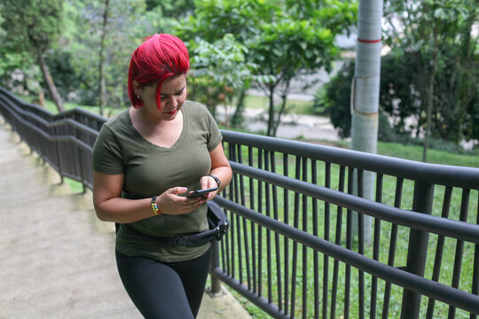 Mujer Colombiana usando celular
