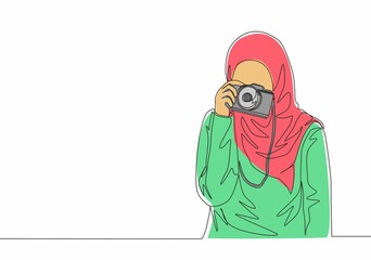 One continuous line drawing of young pretty happy muslimah with headscarf hold camera on hand. Beautiful Asian woman model in trendy hijab fashion concept single line draw design vector illustration