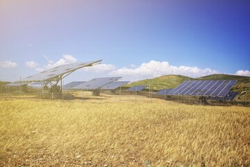 Des panneaux photovoltaïques d'une ferme solaire - 462098029