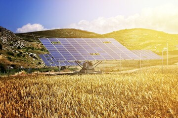 Des panneaux photovoltaïques d'une ferme solaire - 462098040