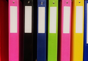 Des classeurs colorés