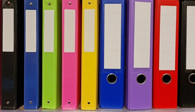 Des classeurs color&eacute;s