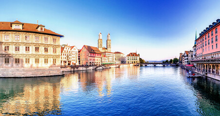 In der Altstadt von Zürich mit Limmat und Grossmünster, Schweiz