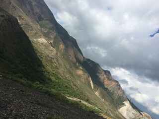雲がかかる山