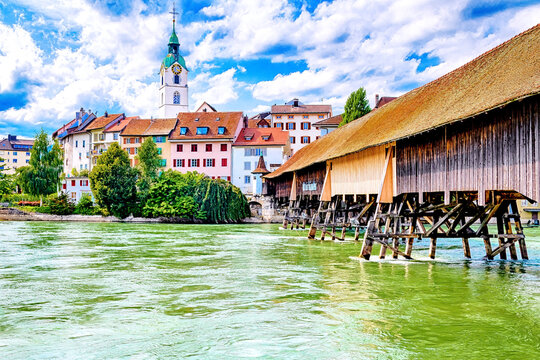 Gedeckte Holzbr&uuml;cke und Altstadt von Olten an der Aare, Solothurn, Schweiz
