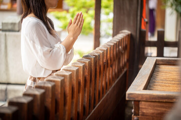 神社を参拝する女性　
神社で願う女性　
願う人　　